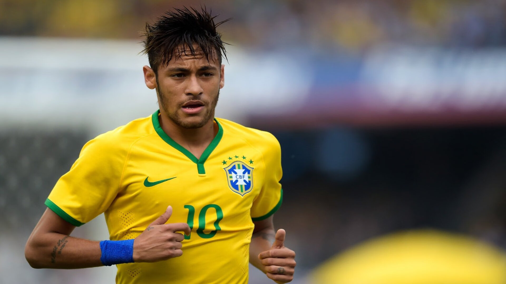 “腰旗式美式橄榄球:竞技新趋势在成都七中东部赛场燃爆”